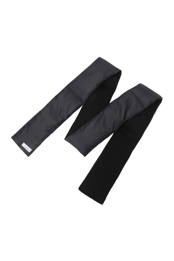 (NANAMICA) 다운 머플러 - 블랙은 코튼과 다운 소재를 사용하여 부드러운 촉감과 뛰어난 보온성을 제공하는 머플러입니다. 리버서블 디자인으로 다양한 스타일 연출이 가능하며, 휴대용 파우치가 함께 제공되어 편리한 휴대가 용이합니다. 미니멀, 클래식, 캐주얼 등 어떤 스타일에도 잘 어울리며, 출근룩, 산책룩, 여행룩 등 TPO에 구애받지 않고 활용할 수 있습니다. 무지 패턴의 블랙 컬러로, 유행을 타지 않고 오랫동안 사용할 수 있는 실용적인 아이템입니다.
