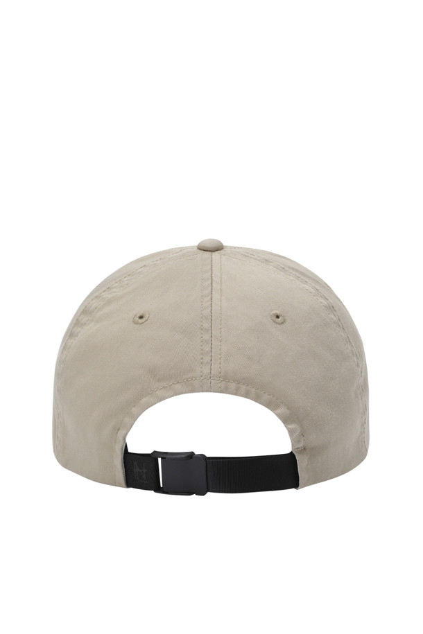 (NANAMICA) 워시드 치노 캡 - 베이지는 캐주얼 및 미니멀 스타일을 즐기는 분들을 위한 공용 볼캡입니다. 면과 폴리에스테르 혼방 소재로 제작되어 편안한 착용감을 제공하며, 일상에서 폭넓게 활용하기 좋습니다. 베이지 컬러는 어떤 옷에도 잘 어울려 산책룩에 매치하기 용이합니다. 뒷면 버클을 통해 사이즈 조절이 가능하며, 챙 부분의 로고 자수가 은은한 포인트를 더합니다.
