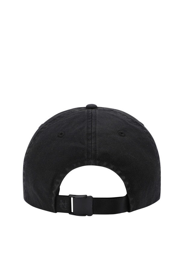 (나나미카) 워시드 치노 캡 - 블랙은 캐주얼, 미니멀, 클래식 스타일을 아우르는 공용 볼캡입니다. 면과 폴리에스테르 혼방 소재로 제작되어 편안한 착용감을 선사하며, 블랙 컬러는 어떤 스타일에도 잘 어울립니다. 모자 깊이와 챙 넓이는 보통이며, 빈티지한 무드의 로고 자수와 버클 디테일이 특징입니다. 사이즈 조절이 가능하여 편안하게 착용할 수 있으며, 일상생활에서 폭넓게 활용할 수 있습니다.
