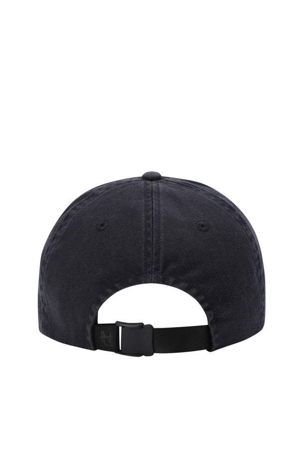 나나미카(NANAMICA) 워시드 치노 캡 - 네이비는 캐주얼, 미니멀, 클래식 스타일을 연출하기 좋은 모자입니다. 부드러운 면과 폴리에스터 혼방 소재로 제작되어 편안한 착용감을 선사하며, 봄, 여름, 가을 계절에 활용하기 좋습니다. 네이비 컬러에 로고 자수와 버클 디테일이 더해져 빈티지한 무드를 자아냅니다. 사이즈 조절이 가능하여 누구나 편안하게 착용할 수 있으며, 일상 속에서 스타일리시함을 더해줍니다. 심플하면서도 개성 있는 디자인으로 다양한 룩에 매치하기 용이합니다.
