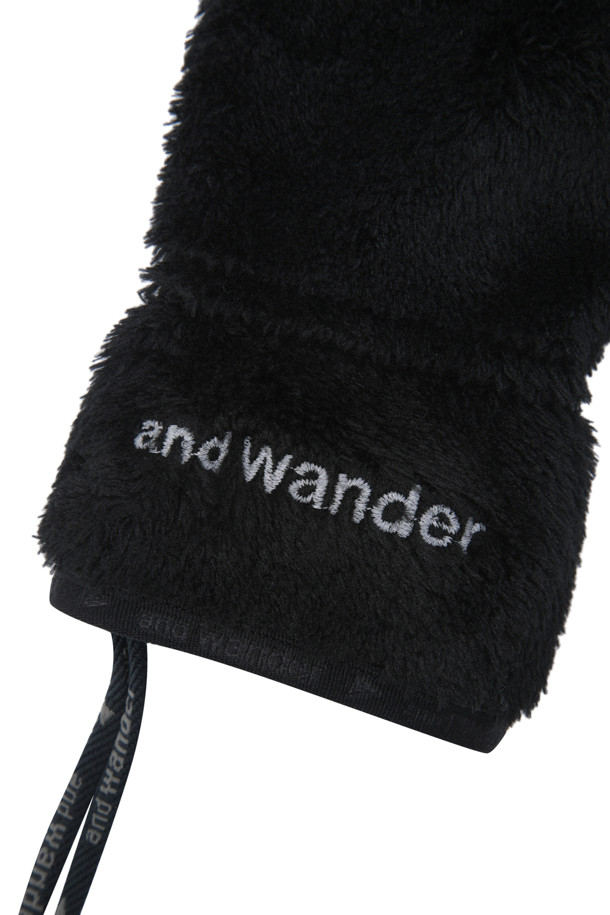 (AND WANDER) 하이 로프트 플리스 장갑 - 블랙은 아웃도어 활동과 일상에서 모두 활용 가능한 공용 장갑입니다. 부드러운 촉감의 하이 로프트 플리스와 폴라텍 소재를 사용하여 보온성과 통기성을 동시에 갖췄습니다. 겨울철 추위 속에서도 따뜻하고 쾌적한 착용감을 제공하며, 엄지, 검지, 중지에는 터치스크린 호환 소재를 적용하여 편리함을 더했습니다. 블랙 컬러의 무지 디자인에 (앤드 와 wander) 로고로 포인트를 주어 캐주얼, 고프코어, 미니멀 스타일의 등산룩, 캠핑룩에 잘 어울립니다.

