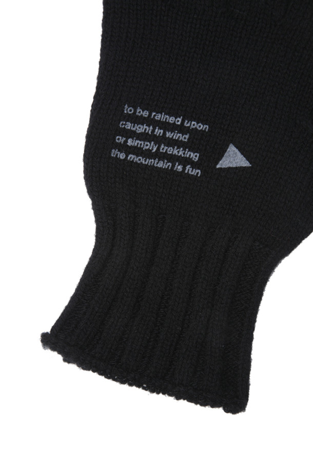 (AND WANDER) 울 니트 글러브 - 블랙은 일상과 아웃도어 활동 모두에 적합한 장갑입니다. 부드러운 촉감의 메리노울 혼방 소재로 제작되어 겨울철에도 따뜻하게 착용할 수 있습니다. 엄지, 검지, 중지 손가락에 터치스크린 기능을 지원하여 스마트폰 사용이 편리합니다. 무지 디자인에 도전사 디테일을 더해 클래식하면서도 미니멀한 스타일을 연출합니다. 방축 가공 처리되어 변형 없이 오래 사용할 수 있습니다.
