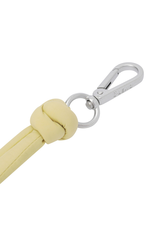 PUFFY KEY CHAIN (퍼피 키 체인) - 라임은 당신의 일상에 산뜻함을 더해줄 키링입니다. 비비드한 라임 컬러가 돋보이며, 스카프 매듭 디자인으로 포인트를 주었습니다. 가방 정리에 용이하며, 캐주얼, 미니멀 스타일의 의상에 잘 어울립니다. 부드러운 솔과 따뜻한 물, 비누로 세탁하여 위생적으로 관리할 수 있습니다. 동네 마실룩이나 여행룩에 가볍게 매치하여 포인트를 줄 수 있습니다.
