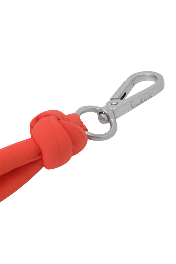 퍼피 키 체인 - 코랄은 동네 마실룩과 여행룩에 잘 어울리는 키링/키체인입니다. 비비드한 코랄 컬러가 돋보이며, 캐주얼, 미니멀, 클래식 스타일을 모두 소화합니다. 스카프 매듭 디자인으로 포인트를 더했으며, 키홀더 기능으로 실용성을 높였습니다. ONE SIZE로 제작되었으며, 부드러운 솔과 따뜻한 물로 세탁하여 깨끗하게 관리할 수 있습니다.
