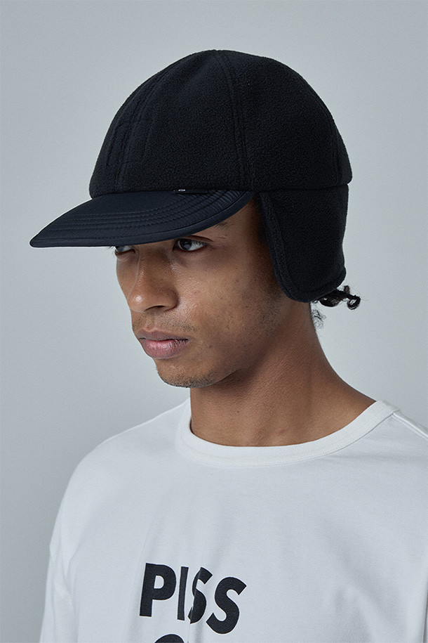 HIKER TROOPER CAP (하이커 트루퍼 캡) - 블랙은 하이킹 및 일상 활동에 적합한 깊은 모자 깊이의 트루퍼캡입니다. 부드러운 촉감의 폴리에스테르와 나일론 혼방 소재로 제작되어 겨울철 보온성을 제공하며, 흡습 및 속건 기능으로 쾌적함을 유지합니다. 접이식 귀덮개와 후면 버클 클로저를 통해 착용감을 조절할 수 있으며, 무지 디자인에 버클 장식이 더해져 캐주얼, 고프코어, 미니멀 스타일을 연출합니다. 등산룩과 캠핑룩에 매치하여 스타일리시한 겨울 패션을 완성해보세요.
