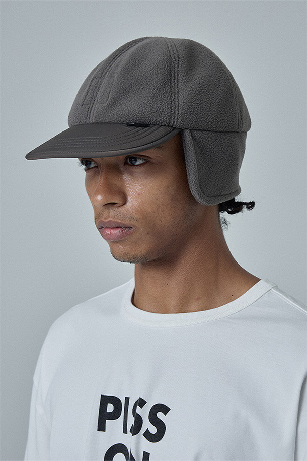 **하이커 트루퍼 캡 - 애쉬 브라운**은 하이킹과 일상생활에서 따뜻함과 스타일을 모두 잡을 수 있는 겨울철 방한 모자입니다. 부드러운 촉감의 플리스 소재와 두꺼운 두께로 뛰어난 보온성을 제공하며, 귀덮개와 버클 디자인이 특징입니다. 폴리에스테르와 나일론 혼방으로 제작되어 흡습, 속건 기능은 물론, 깊은 모자 깊이와 챙 부분의 심볼 라벨이 돋보입니다. 애쉬 브라운 컬러의 무지 디자인으로 캐주얼, 고프코어, 미니멀 스타일의 등산룩과 캠핑룩에 활용하기 좋습니다. 후면 버클 클로저를 통해 사이즈 조절이 가능합니다.
