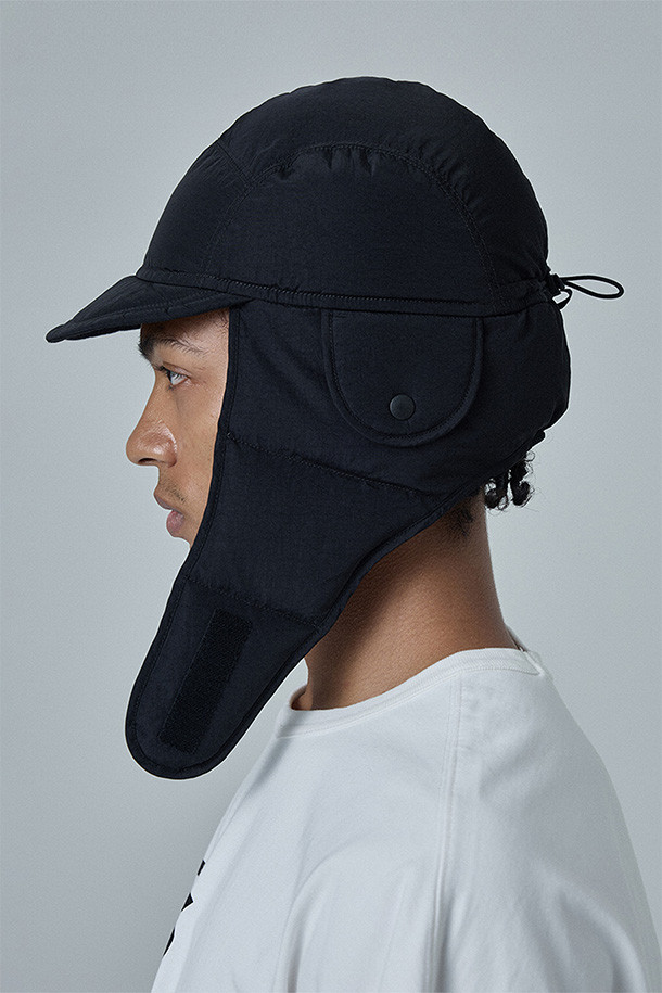 COLD WEATHER INSULATED CAP(콜드 웨더 인슐레이티드 캡) - 블랙은 겨울철 보온에 최적화된 방한모입니다. 깊은 모자 깊이와 두꺼운 두께감으로 뛰어난 보온성을 제공하며, 일상, 아웃도어 활동 모두에 적합합니다. 나일론과 덕다운 소재를 사용하여 가볍고 따뜻하며, 무지 디자인에 벨크로와 스트링으로 사이즈 조절이 용이합니다. 등산, 캠핑, 출근룩 등 다양한 TPO에 캐주얼, 미니멀, 고프코어 스타일을 연출할 수 있습니다. 블랙 컬러로 어떤 의상에도 쉽게 매치하여 따뜻하고 스타일리시하게 겨울을 즐겨보세요.
