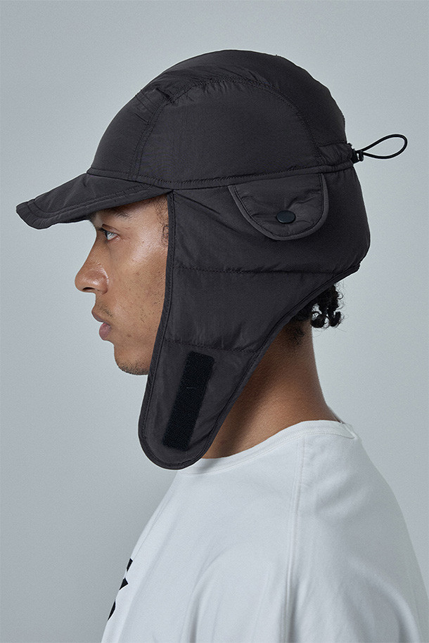 올리브 브라운 색상의 COLD WEATHER INSULATED 캡, 귀달이 모자입니다. 나일론과 덕다운 소재로 제작되어 겨울철 보온성을 극대화합니다. 깊은 모자 깊이와 숏 챙, 두꺼운 두께감으로 혹한기에도 따뜻하게 착용할 수 있습니다. 스트링과 스토퍼 디테일로 사이즈 조절이 용이하며, 귀덮개가 있어 찬 바람을 효과적으로 막아줍니다. 등산룩, 캠핑룩, 산책룩 등 다양한 아웃도어 활동은 물론, 캐주얼, 고프코어, 미니멀 스타일에도 잘 어울립니다.
