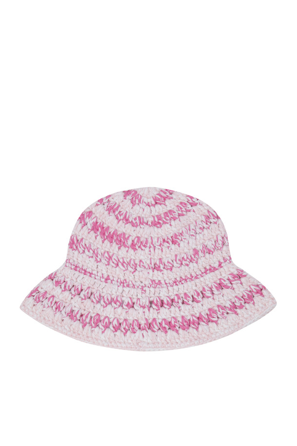 코튼 멜란지 크로셰 버킷 햇은 부드러운 촉감의 면 소재로 제작되어 편안한 착용감을 선사합니다. 화이트와 핑크 컬러의 스트라이프 패턴이 돋보이며, 크로셰 디자인 장식이 여성스러운 매력을 더합니다. 넉넉한 모자 깊이로 편안하게 착용 가능하며, 봄, 여름 시즌 데일리룩에 활용하기 좋습니다. 동네 마실룩, 카페룩, 봄 소풍룩 등 다양한 TPO에 캐주얼, 걸리시, 미니멀 스타일을 연출해보세요.
