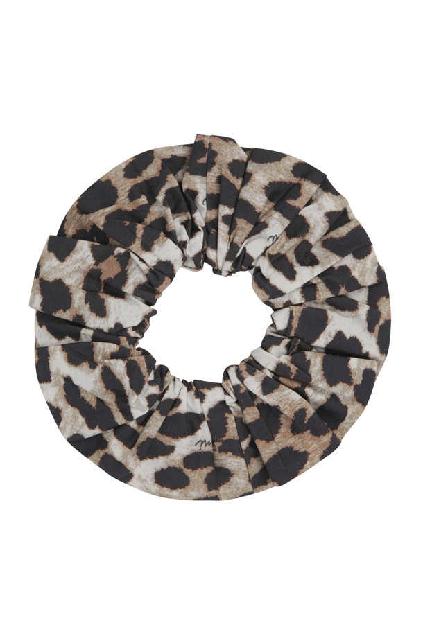 레오파드 프린트 코튼 스크런치입니다. 부드러운 오가닉 코튼 소재로 제작되어 데일리룩에 편안하게 착용할 수 있습니다. 베이지, 브라운, 블랙 세 가지 색상으로 출시되어 다양한 스타일 연출에 용이합니다. 캐주얼, 미니멀, 걸리시 룩에 잘 어울리는 밴드형 디자인이며, 산책룩이나 집콕룩에 포인트를 더할 수 있습니다. 헤어 액세서리로 활용하여 여성스러운 매력을 더해보세요.
