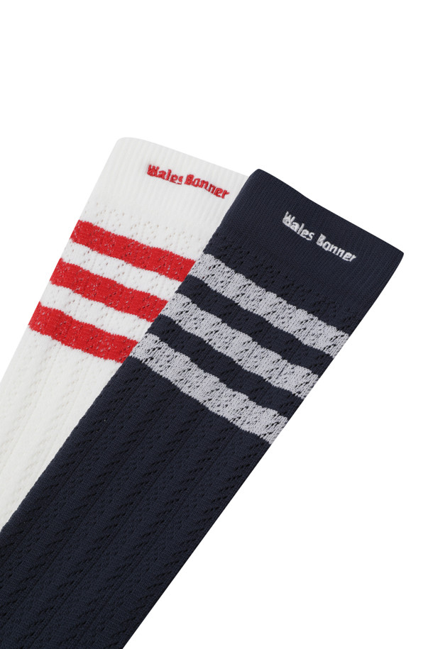 아디다스 X 웨일스 보너 CRO 하이 삭스 -  chalk white/night brown은 아디다스와 웨일스 보너의 콜라보레이션으로 탄생한 양말입니다. 화이트, 네이비, 브라운 컬러 배색의 스트라이프 패턴이 특징이며, 코튼 소재로 제작되어 부드러운 촉감과 뛰어난 통기성을 제공합니다. 일상생활에서 캐주얼하거나 스포티한 스타일을 연출하기 좋습니다. 로고 디테일과 컬러 블록 디자인이 돋보이며, 사계절 내내 착용할 수 있는 아이템입니다.
