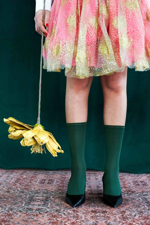 BONNE MAISON(본메종) PLAIN SOCKS - 소나무숲(플레인 삭스 - 피네드)는 일상에서 편안하게 착용할 수 있는 양말입니다. 부드러운 촉감의 면, 폴리아미드, 스판덱스 혼방 소재로 제작되어 얇지만 내구성이 뛰어납니다. 포레스트 그린, 카라멜 브라운 두 가지 색상으로 제공되며, 미니멀, 클래식, 캐주얼 스타일의 산책룩에 잘 어울립니다. 이집트 면 더블 스레드와 특수 방적 공법으로 필링을 최소화했으며, 미드카프 길이로 제작되었습니다.