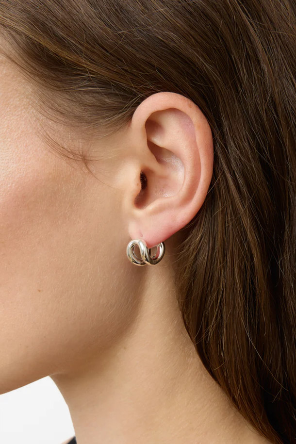 LIE STUDIO (라이 스튜디오)의 THE ASTA EARRINGS (아스타 이어링스) - 실버는 미니멀하고 클래식한 스타일을 추구하는 여성분들을 위한 귀걸이입니다. 925 스털링 실버 소재로 제작되었으며, 약 8g의 가벼운 무게와 부드러운 곡선형 디자인으로 편안한 착용감을 선사합니다. 니켈 프리, 저자극성으로 안심하고 착용할 수 있으며, 데일리룩과 모임룩에 모두 잘 어울립니다. 물과 향수 접촉은 피해주시고, 부드러운 천으로 관리하여 변색 가능성을 최소화해주세요. 각인 처리가 되어 있어 더욱 특별하며, 은 세척제 사용 시 주의가 필요합니다.
