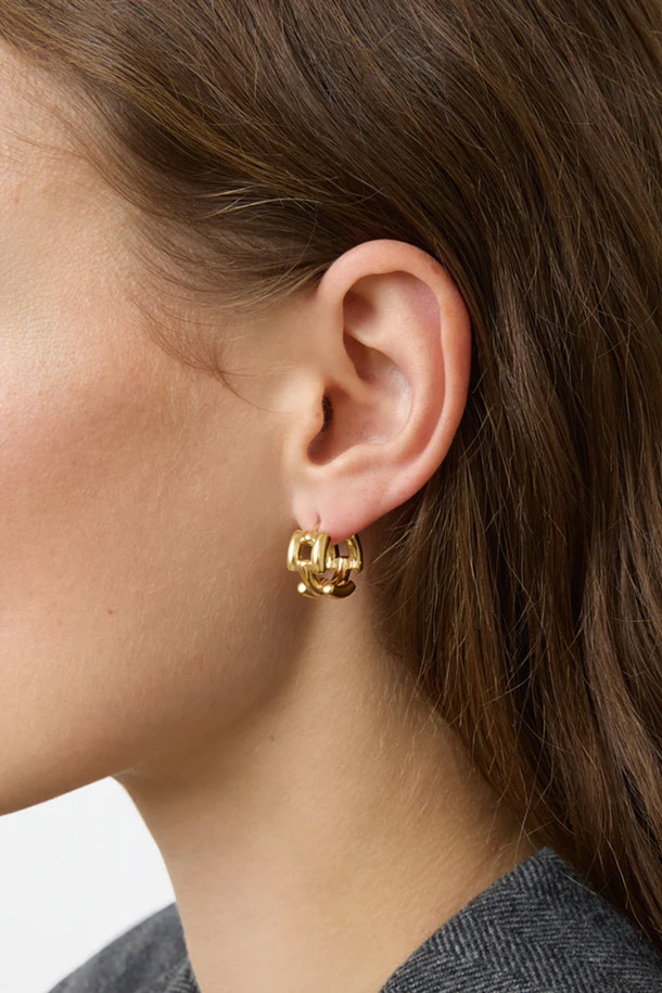 **LIE STUDIO (라이 스튜디오) THE JOHANNA EARRINGS (조안나 이어링) - GOLD (골드)**

LIE STUDIO (라이 스튜디오)의 THE JOHANNA EARRINGS (조안나 이어링) - GOLD (골드)는 925 스털링 실버와 18K 골드 도금으로 제작되어 우아하고 고급스러운 분위기를 연출합니다. 1.5cm 길이의 미니멀한 크레올 후프 디자인으로, 데이트룩, 모임룩, 소개팅룩 등 다양한 TPO에 매치하기 좋습니다. 하이포알러제닉 기능으로 알레르기 걱정 없이 착용할 수 있으며, 심플하면서도 세련된 스타일을 완성해줍니다. 물, 향수 접촉을 피하고 부드러운 천으로 닦아 파우치나 케이스에 보관하여 변색을 방지하는 것이 좋습니다.
