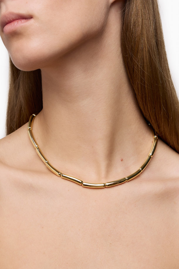 (LIE STUDIO) THE RITA EARRINGS - GOLD (리 스튜디오) 더 리타 이어링스는 미니멀하고 우아한 스타일을 추구하는 여성에게 어울리는 귀걸이입니다. 925 스털링 실버를 사용하여 제작되었으며, 18K 골드 도금으로 고급스러움을 더했습니다. 저자극성이며 수작업으로 섬세하게 완성된 비즈 장식이 특징입니다. 데이트룩, 모임룩, 소개팅룩 등 다양한 TPO에 매치하여 클래식하고 로맨틱한 무드를 연출할 수 있습니다. 물, 향수와의 접촉을 피하고 부드러운 천으로 닦아 관리하면 오랫동안 아름다움을 유지할 수 있습니다.
