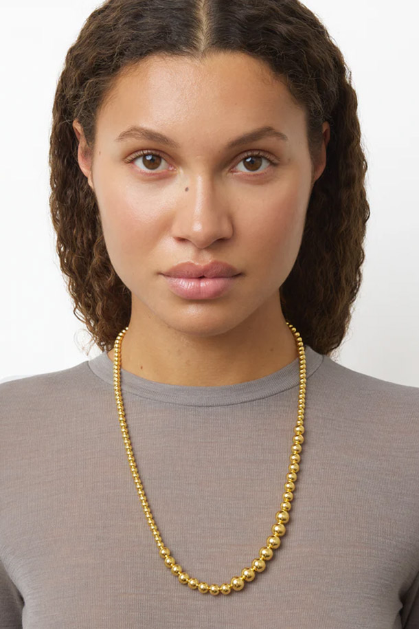 (LIE STUDIO) THE OLIVIA NECKLACE - GOLD (올리비아 네크리스 - 골드)는 미니멀하고 엘레강스한 스타일을 추구하는 여성들을 위한 목걸이입니다. 18K 골드 도금된 브라스 소재에 3가지 크기의 비드 디자인과 진주, 비대칭 장식이 더해져 세련된 포인트를 선사합니다. 니켈Free, 알러지Free 기능으로 민감한 피부에도 안심하고 착용 가능하며, 데이트룩, 모임룩, 소개팅룩 등 다양한 TPO에 활용하기 좋습니다. 클래식하면서도 세련된 디자인으로 어떤 스타일에도 잘 어울려 데일리 아이템으로 추천합니다.
