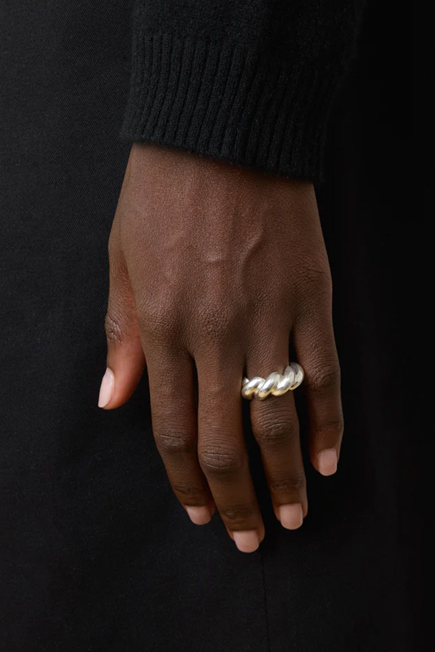 LIE STUDIO (리 스튜디오) THE CHRISTINE RING - SILVER는 여성스러운 매력을 더해줄 실버 반지입니다. 925 스털링 실버 소재로 제작되었으며, 약 14.8g의 적당한 무게감과 3cm X 0.9cm의 섬세한 사이즈를 자랑합니다. 곡선적인 패턴과 우아하고 섬세한 디자인 장식이 돋보이며, 니켈 프리, 저자극성으로 안심하고 착용할 수 있습니다. 데이트룩, 모임룩, 소개팅룩 등 다양한 TPO에 활용 가능하며, 클래식, 미니멀, 로맨틱 스타일을 즐겨 입는 분들께 추천합니다.
