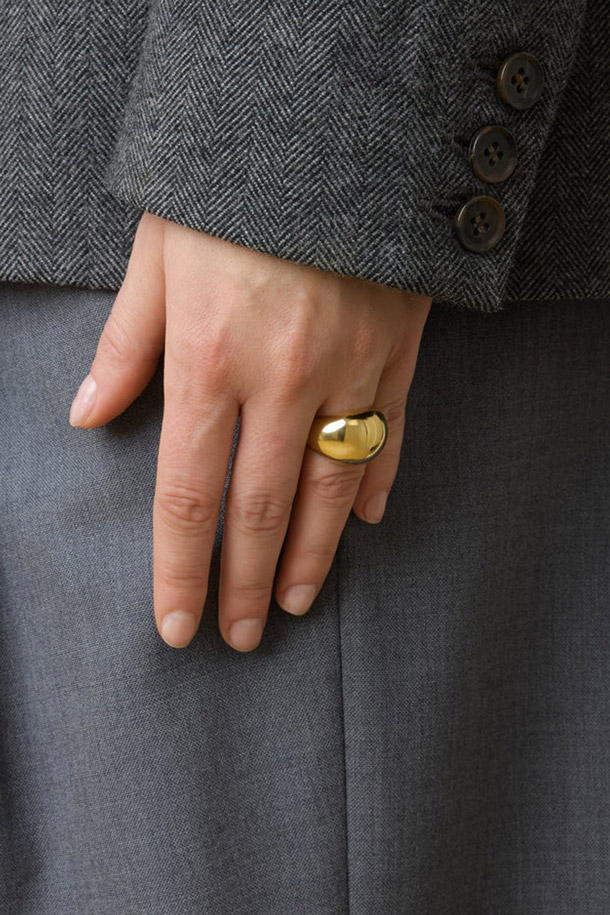 LIE STUDIO(리 스튜디오) THE LEAH RING - GOLD는 미니멀하고 클래식한 무드를 선호하는 여성들을 위한 반지입니다. 925 스털링 실버 소재에 18K 골드 도금으로 마감하여 고급스러운 광택을 선사하며, 매끄러운 금속 질감과 볼 쉐입의 심플한 디자인이 특징입니다. 무니켈, 저자극성으로 제작되어 민감한 피부에도 안심하고 착용할 수 있으며, 데이트룩, 모임룩 등 다양한 TPO에 활용 가능합니다. LIE STUDIO(리 스튜디오)만의 브랜드 각인이 고급스러움을 더하며, 시크한 스타일을 연출하기 좋습니다.
