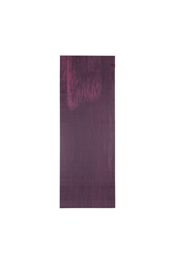 eKO Super Lite (에코 슈퍼라이트) 매트 1.5mm - ROOIBOS MARBLE (루이보스 마블)은 요가 수련을 위한 친환경적인 매트입니다. 천연 고무 소재로 제작되어 부드러운 촉감과 뛰어난 쿠션감을 제공하며, 미끄럼 방지 기능으로 안전하게 요가 동작을 수행할 수 있습니다. 루이보스 마블 패턴은 안정감과 세련된 디자인을 더합니다. 얇은 두께(1.5mm)로 휴대성이 좋고, 높은 내구성과 단단한 그립감을 자랑합니다. 폐기물 및 배기가스 제로를 실현한 친환경적인 제품입니다.
