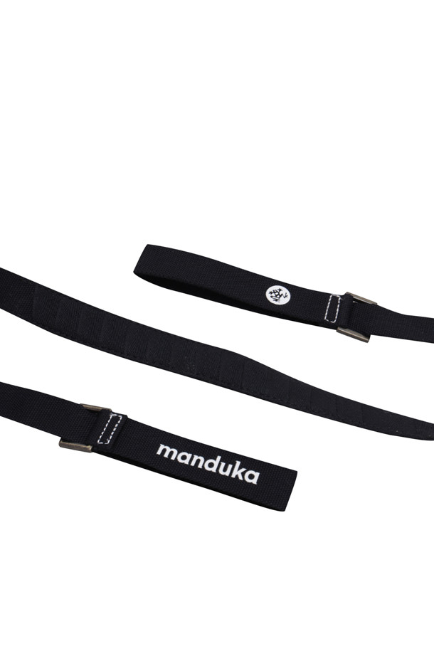 THE COMMUTER (더 커뮤터) 매트 캐리어 - BLACK는 요가 및 피트니스 매트 수납을 위한 가방입니다. 튼튼한 나일론 소재로 제작되어 내구성이 뛰어나며, 블랙 컬러의 무지 디자인으로 어떤 스타일에도 잘 어울립니다. 어깨 패딩 처리와 흘러내림 방지 기능으로 편안하게 착용할 수 있으며, 벨트형 잠금 방식으로 매트를 안전하게 보관할 수 있습니다. 사이즈 조절이 가능한 디자인으로, 다양한 크기의 매트를 수납할 수 있습니다. 원통형 모양의 요가 매트 캐리어로, 운동 시 편리하게 사용하세요.
