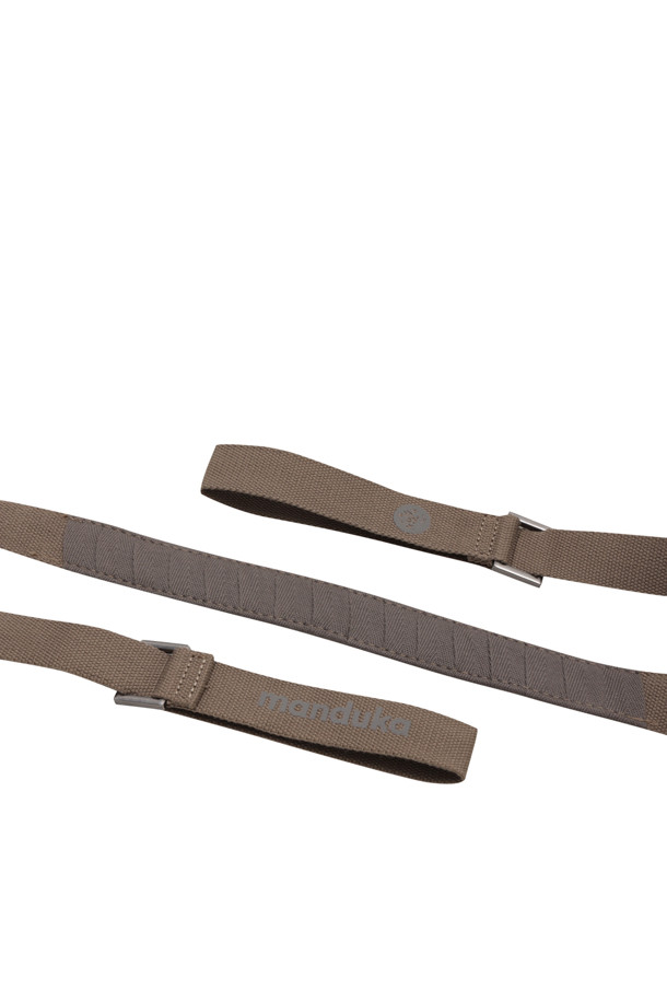 더 커뮤터 매트 캐리어 - 라이언스 메인(LIONS MANE)은 요가 및 헬스 활동에 적합한 가방입니다. 어깨 패딩과 벨트형 디자인으로 편안하게 매트를 휴대할 수 있습니다. 내구성이 뛰어나고, 흘러내림을 방지하여 활동성을 높여줍니다. 또한 매트 수납이 가능하여 실용적인 사용이 가능합니다. 라이언스 메인 색상으로 세련된 디자인을 자랑합니다.
