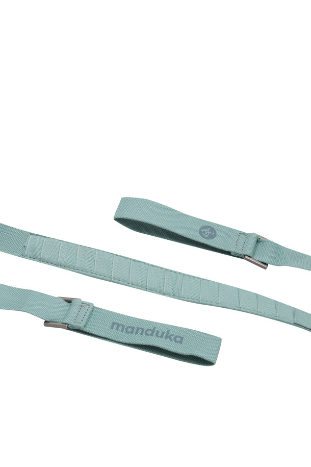 THE COMMUTER (더 커뮤터) 매트 캐리어 - WASABI는 요가 및 피트니스 매트 수납을 위한 가방입니다. 톡톡한 패딩 디테일과 벨트형 잠금 방식으로 안정적인 수납이 가능하며, 어깨 패딩으로 편안한 착용감을 제공합니다. 내구성이 뛰어난 나일론 소재를 사용하여 제작되었으며, 모든 매트와 호환됩니다. 세련된 무지 디자인에 와사비 컬러로 포인트를 더하여 개성 있는 스타일을 연출합니다.
