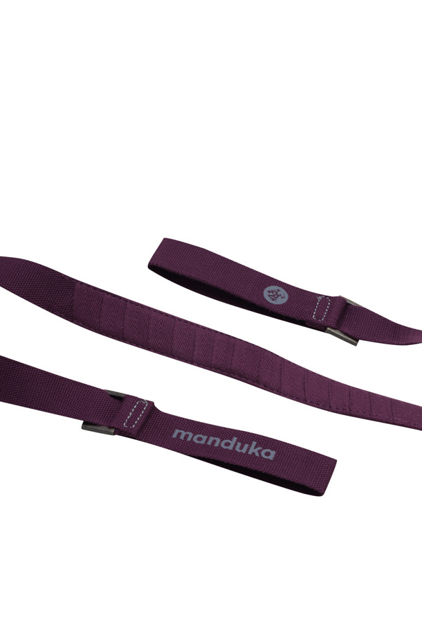 THE COMMUTER (더 커뮤터) 매트 캐리어 - INDULGE는 퍼플 컬러의 무지 디자인이 돋보이는 요가 매트 캐리어입니다. 나일론 소재로 제작되어 내구성이 뛰어나며, 어깨 패딩 처리가 되어 있어 편안하게 착용할 수 있습니다. 원통형 디자인에 벨트형 잠금 방식으로 요가 매트를 안전하게 보관하며, 사이즈 조절이 가능하여 모든 매트와 호환됩니다. 요가 및 피트니스 활동에 적합하며, 매트 수납을 위한 실용적인 아이템입니다.
