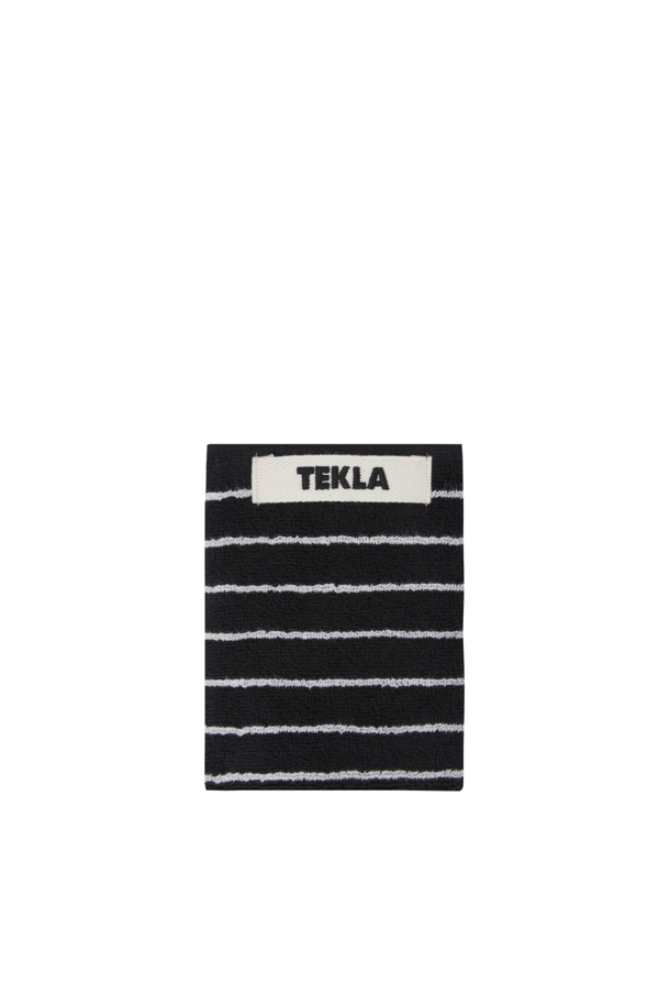 블랙 & 화이트 핀 스트라이프 디자인의 테리 워시클로스입니다. 부드러운 면 소재로 제작되어 흡습성이 뛰어나며, 얇은 두께감으로 산뜻한 사용감을 선사합니다. 견고한 행거 루프, 더블 스티치 처리된 밑단, 견고한 모서리 마감으로 내구성을 높였습니다. Oeko-Tex® Standard 100 인증을 받아 안심하고 사용할 수 있는 워시클로스입니다. 30x30cm 사이즈로, 세안 시 또는 가볍게 사용하기 좋습니다.
