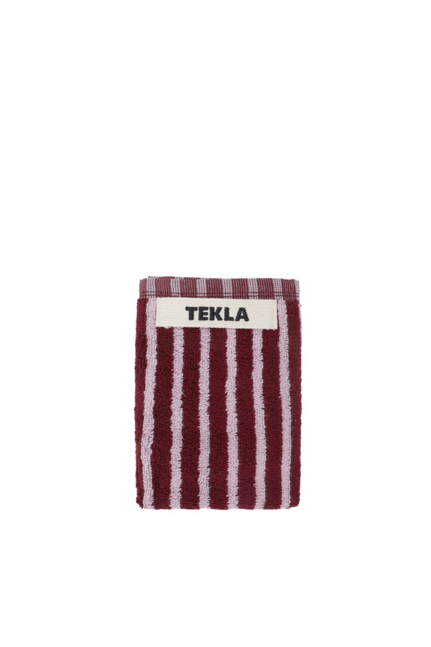 테리 워시클로스 (세일러 스트라이프) 30X30 - 레드 & 로즈는 욕실에서 사용하기 적합한 면 소재의 수건입니다. 레드와 로즈 컬러의 세일러 스트라이프 패턴으로 디자인되어 산뜻한 분위기를 연출합니다. 흡습 기능이 뛰어나 실용적이며, 튼튼한 행거 루프와 더블 스티치 처리된 밑단, 견고한 모서리 마감으로 내구성을 높였습니다. Oeko-Tex® Standard 100 인증을 받아 안심하고 사용할 수 있습니다.
