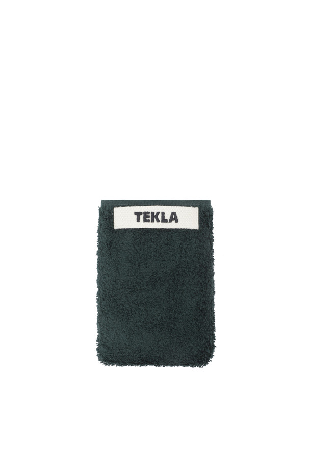 테리 워시클로스(Forest Green) 30X30은 욕실 사용에 적합한 면 소재의 수건입니다. 포레스트 그린 색상의 무지 디자인으로, 흡습 기능이 뛰어나 부드러운 사용감을 선사합니다. 튼튼한 행거 루프와 더블 스티치 처리된 밑단, 견고한 모서리 마감으로 내구성을 높였습니다. Oeko-Tex® Standard 100 인증을 받아 안심하고 사용할 수 있는 워시클로스입니다. 30x30cm 크기로, 실용적인 욕실용품을 찾으시는 분들께 추천합니다.
