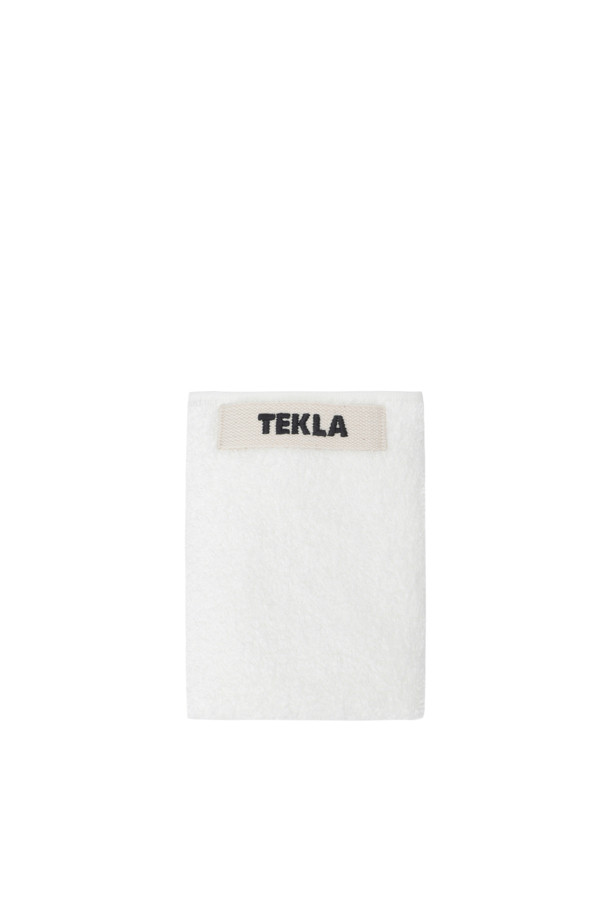 테리 워시클로스 (30x30) - 화이트는 부드러운 면 소재로 제작된 무지 욕실 수건입니다. 흡습성이 뛰어나 사용 후 쾌적함을 선사하며, 행거 루프가 있어 편리하게 걸어 보관할 수 있습니다. 견고한 모서리 마감과 더블 스티치 처리로 내구성을 높였으며, Oeko-Tex® Standard 100 인증을 받아 안심하고 사용할 수 있습니다. 깔끔한 화이트 색상으로 욕실 인테리어에 잘 어울립니다. 
