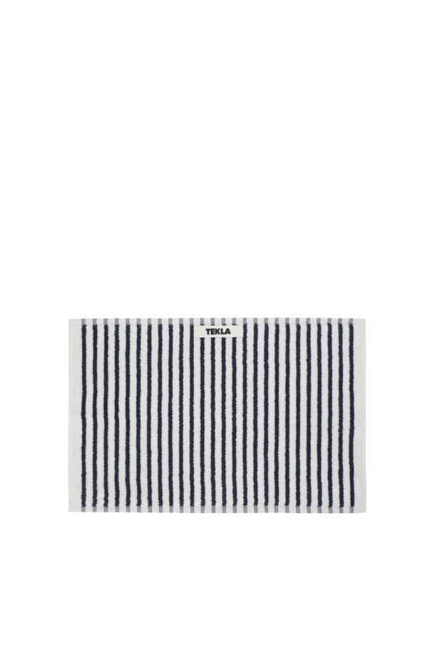 세일러 스트라이프 패턴의 테리 게스트 타월(30x50)입니다. 부드러운 면 소재로 제작되어 뛰어난 흡습성을 자랑하며, 욕실에서 사용하기에 적합합니다. 화이트와 네이비 컬러의 스트라이프 무늬가 시원하고 산뜻한 느낌을 더합니다. 행거 루프와 더블 스티치 디자인으로 실용성을 높였으며, 견고한 모서리 마감으로 내구성을 강화했습니다. Oeko-Tex® Standard 100 인증을 받아 안심하고 사용할 수 있습니다.
