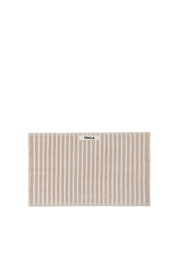 테리 게스트 타월 (세일러 스트라이프) 30X50 - 아이보리 스트라이프는 부드러운 면 소재로 제작된 욕실용 타월입니다. 아이보리 색상 바탕에 세일러 스트라이프 패턴이 적용되어 산뜻한 디자인을 자랑합니다. 튼튼한 행거 루프와 더블 스티치 처리된 밑단, 견고한 모서리 마감으로 내구성을 높였습니다. 흡습성이 뛰어나 쾌적한 사용감을 선사하며, Oeko-Tex® Standard 100 인증을 통해 안전성을 확보했습니다. 세련된 디자인과 뛰어난 기능성을 갖춘 타월입니다.
