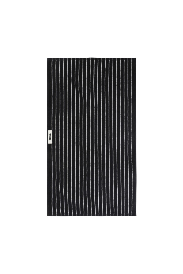 테리 핸드 타월 (핀 스트라이프) 50X90 - 블랙 스트라이프는 부드러운 면 소재로 제작된 욕실용 수건입니다. 블랙 스트라이프 패턴이 세련된 디자인을 연출하며, 흡습 기능이 뛰어나 실용적입니다. 견고한 행거 루프와 이중 스티치로 마감된 밑단, 튼튼한 모서리 마감 처리가 내구성을 높입니다. 또한, Oeko-Tex® Standard 100 인증을 획득하여 안심하고 사용할 수 있습니다.
