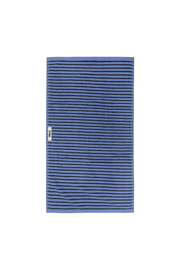 테리 핸드 타월 (세일러 스트라이프) 50X90은 부드러운 면 소재로 제작된 욕실용 타월입니다. 네이비와 블랙 스트라이프 패턴이 세련된 느낌을 주며, 흡수력이 뛰어나 실용적입니다. 튼튼한 모서리 마감과 더블 스티치 처리된 밑단으로 내구성을 높였습니다. Oeko-Tex® Standard 100 인증을 받아 안심하고 사용할 수 있습니다. 욕실에 포인트를 더하는 디자인으로, 행거 루프가 있어 편리하게 걸어 보관할 수 있습니다.
