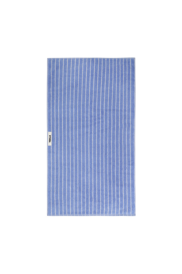 테리 핸드 타월 (핀 스트라이프) 50X90 - 맑은 에메랄드 블루 스트라이프는 욕실 사용에 적합한 면 소재의 핸드 타월입니다. 시원한 블루 컬러에 스트라이프 패턴으로 디자인되어 산뜻한 느낌을 줍니다. 50 x 90cm 크기이며, 흡수력이 뛰어난 것이 특징입니다. 견고한 행거 루프, 더블 스티치 처리된 밑단, 견고한 모서리 마감으로 내구성을 높였습니다. Oeko-Tex® Standard 100 인증을 받아 안심하고 사용할 수 있습니다.
