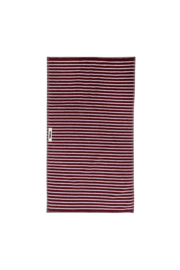 테리 핸드 타월(세일러 스트라이프) 50X90 - 레드 & 로즈는 부드러운 면 소재로 제작된 욕실용 타월입니다. 레드와 로즈 컬러의 스트라이프 패턴이 산뜻한 분위기를 연출합니다. 튼튼한 행거 루프와 더블 스티치 처리된 밑단, 견고한 모서리 마감으로 내구성을 높였습니다. Oeko-Tex® Standard 100 인증을 받아 안심하고 사용할 수 있는 핸드 타월입니다. 욕실에 포인트를 더하고 흡습 기능으로 실용성까지 갖춘 제품입니다.
