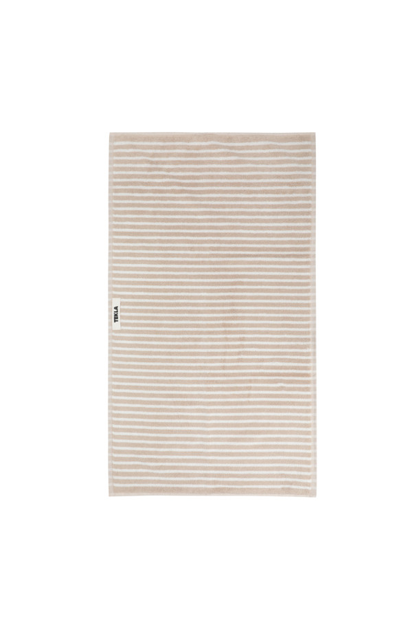 테리 손수건 (세일러 스트라이프) 50X90 - 아이보리 스트라이프는 부드러운 면 소재로 제작된 욕실용 수건입니다. 아이보리 색상 바탕에 스트라이프 무늬가 시원하고 깔끔한 느낌을 줍니다. 튼튼한 내구성을 위해 더블 스티치 처리된 밑단과 견고한 모서리 마감으로 제작되었습니다. 흡습성이 뛰어나며, Oeko-Tex® Standard 100 인증을 받아 안심하고 사용할 수 있습니다. 욕실에 포인트를 더하는 디자인의 손수건입니다.
