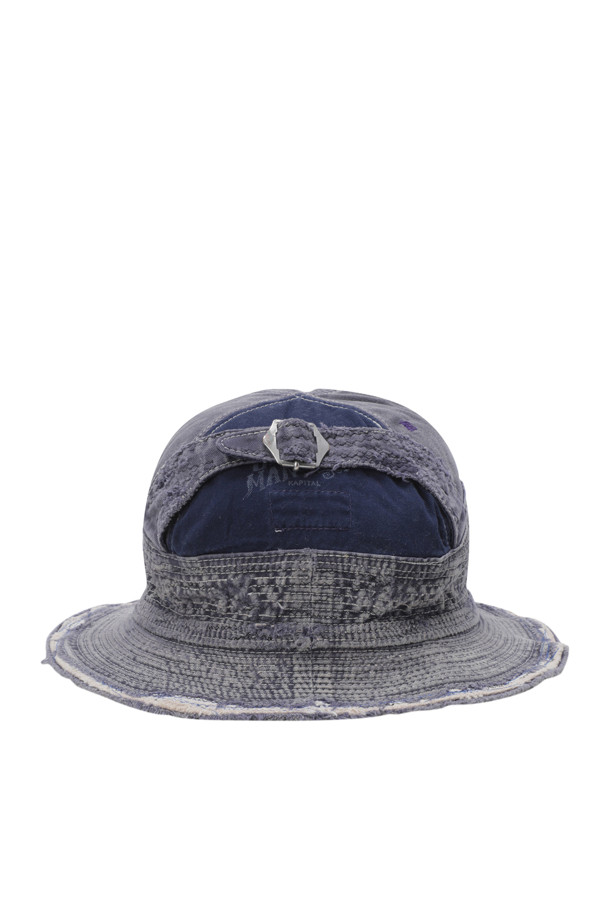 (캐피탈) 치노 올드 맨 앤 씨 햇 - EK-1499XH 네이비는 캐주얼, 미니멀, 워크웨어 스타일을 아우르는 버킷햇입니다. 봄, 여름 시즌에 어울리며, 네이비 컬러의 면(코튼) 소재로 제작되었습니다. 낡은 워싱 가공과 보로 패턴/무늬가 빈티지한 멋을 더하고, 로고 인쇄와 조임 스트랩으로 포인트를 주었습니다. 동네 마실룩, 산책룩, 여행룩 등 다양한 TPO에 활용하기 좋습니다.
