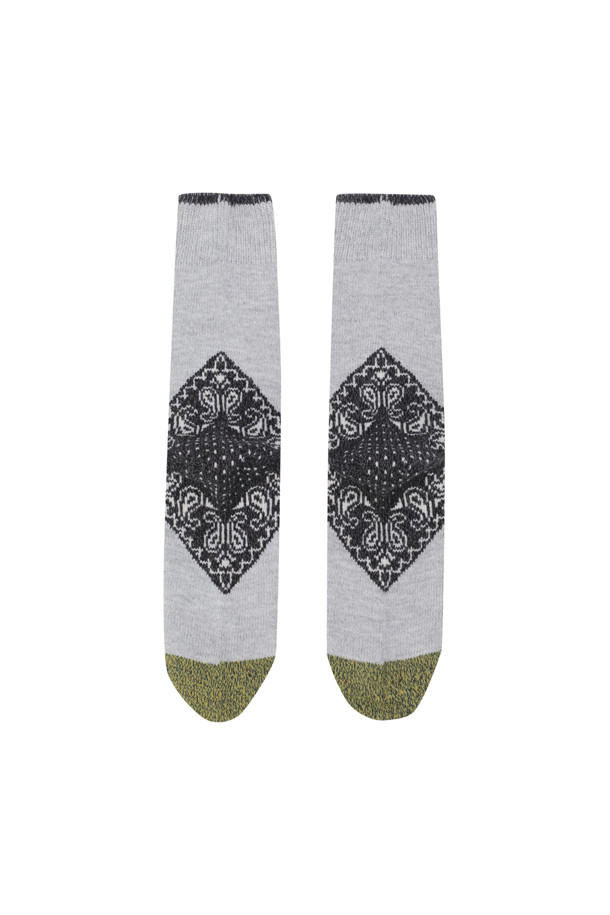 (캐피탈) 96 야른 힐 페이즐리 반다나 삭스는 발꿈치 부분에 페이즐리 패턴이 돋보이는 양말입니다. 면 소재로 제작되어 사계절 내내 편안하게 착용 가능하며, 블랙과 그레이 두 가지 색상으로 출시되었습니다. 캐주얼, 미니멀, 클래식 스타일의 옷차림에 잘 어울리며, 산책룩이나 집콕룩에 포인트를 더할 수 있습니다.
