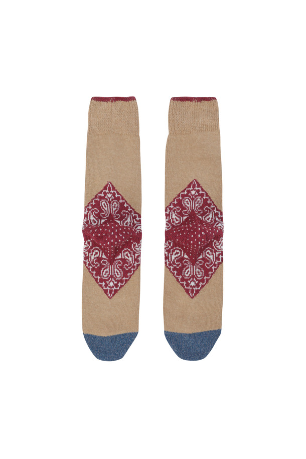 (카피탈) 96 Yarns 힐 페이즐리 반다나 양말 - EK-553XSA 레드입니다. 베이지, 레드, 블루 3가지 색상으로 출시되었으며, 면 소재로 제작되어 사계절 내내 착용하기 좋습니다. 발꿈치 부분에 페이즐리 패턴이 포인트로 들어가 캐주얼, 미니멀, 클래식 스타일 어디에나 잘 어울립니다. 동네 마실룩이나 산책룩과 함께 편안하고 스타일리시하게 연출해보세요.
