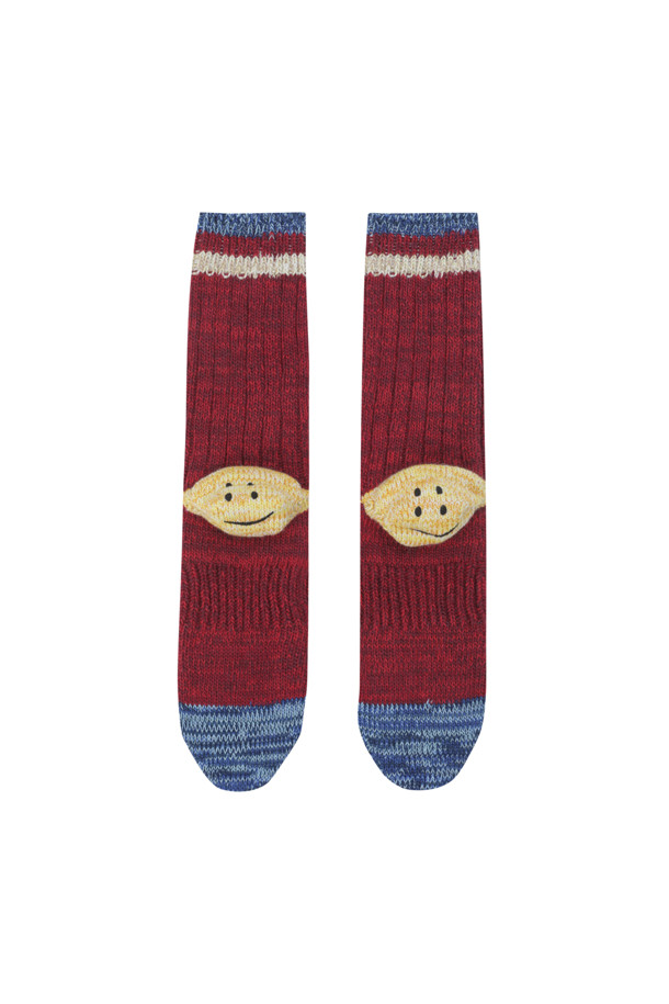 (캐피탈) 60 야즈 아이비 레인보우 해피 힐 홀드 삭스 - EK-1364XS 레드입니다. 면 소재로 제작되어 사계절 내내 착용하기 좋으며, 캐주얼, 미니멀, 스포티한 스타일을 연출할 수 있습니다. 힐 부분에 스마일리 얼굴 디자인이 돋보이며, 힐 홀드 기능으로 편안한 착용감을 선사합니다. 레드, 블루, 옐로우 컬러 블록과 스마일 패턴이 산뜻한 포인트를 더해 동네 마실룩, 산책룩, 집콕룩 등 다양한 TPO에 활용하기 좋습니다. 두께는 보통으로, 데일리 아이템으로 활용하기 좋습니다.
