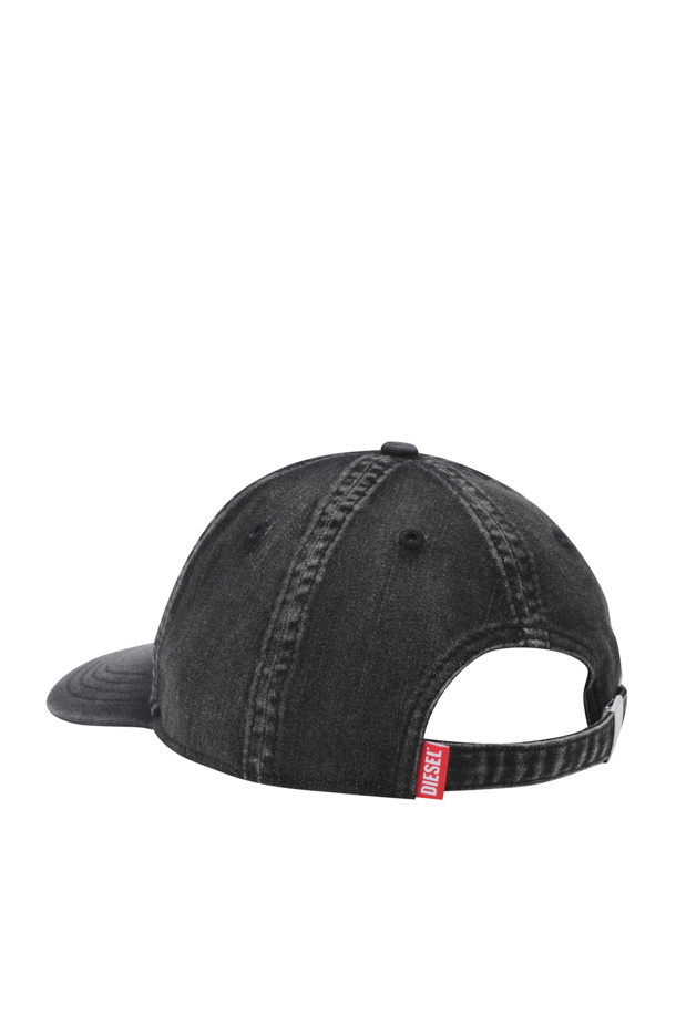 C Gable Stretch Denim Cap - Black은 데님 소재로 제작되어 사계절 내내 착용 가능한 볼캡입니다. 블랙 컬러에 일반 모자 깊이와 챙 넓이로 디자인되었으며, 빈티지 페이드 워시 처리로 은은한 멋을 더했습니다. 엠보싱 자수와 레드 디젤 탭으로 포인트를 주어 개성 있는 스타일을 연출할 수 있습니다.
