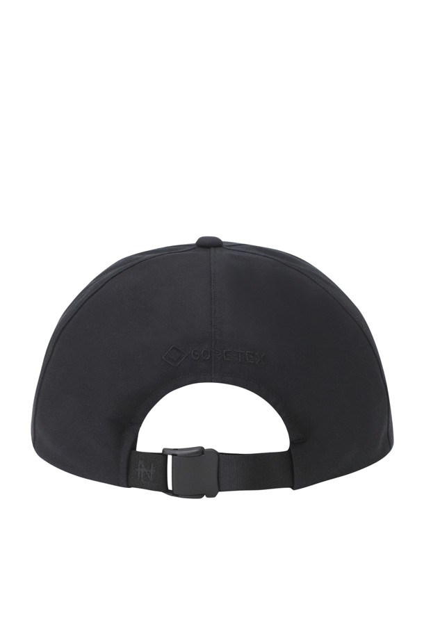 2L Cotton GORE-TEX Cap - Black은 사계절 착용 가능한 블랙 색상의 공용 캡 모자입니다. 면과 고어텍스 소재를 사용하여 방수 및 통기성이 뛰어나며, 전면의 나나미카 로고 자수와 후면의 고어텍스 로고가 특징입니다. 6패널 디자인에 사이즈 조절이 가능한 버클이 있어 편리하며, 비불소 방수 처리된 2겹 GORE-TEX 원단을 사용했습니다.
