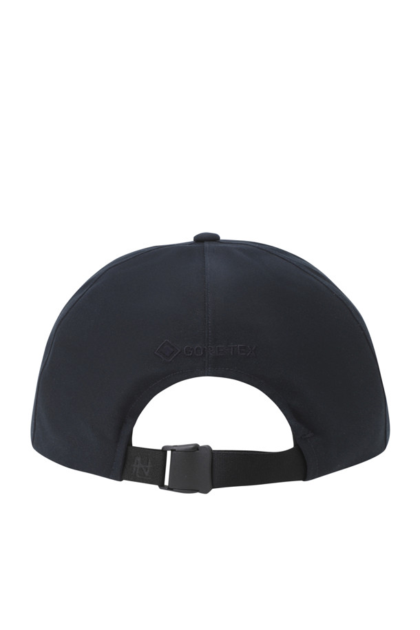 2L 코튼 고어텍스 캡 - 네이비는 사계절 내내 활용 가능한 공용 캡입니다. 면과 고어텍스 소재를 사용하여 방수 및 통기성을 동시에 갖췄으며, 2겹 고어텍스 원단으로 제작되어 내구성을 높였습니다. 네이비 컬러의 무지 디자인에 로고 자수와 버클 디테일이 더해져 캐주얼, 미니멀, 고프코어 스타일을 연출하기 좋습니다. 산책, 여행, 등산 등 다양한 상황에서 폭넓게 활용할 수 있으며, 사이즈 조절 기능으로 편안한 착용감을 제공합니다. 비불소 방수 처리로 친환경적이면서도 우수한 방수 기능을 자랑합니다.
