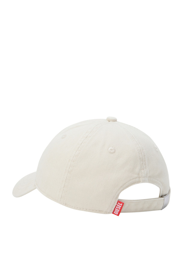 C 런 워시 볼캡 - 화이트는 캐주얼, 미니멀, 스트리트 스타일을 즐기는 분들을 위한 모자입니다. 봄, 여름, 가을 계절에 착용하기 좋으며, 동네 마실룩, 산책룩, 여행룩 등 다양한 TPO에 활용할 수 있습니다. 부드러운 코튼 소재로 제작되었으며, 워싱 처리된 화이트 컬러에 D 로고 자수 디테일이 돋보입니다. 남녀 공용으로 착용 가능하며, 데일리 아이템으로 활용하기 좋습니다.
