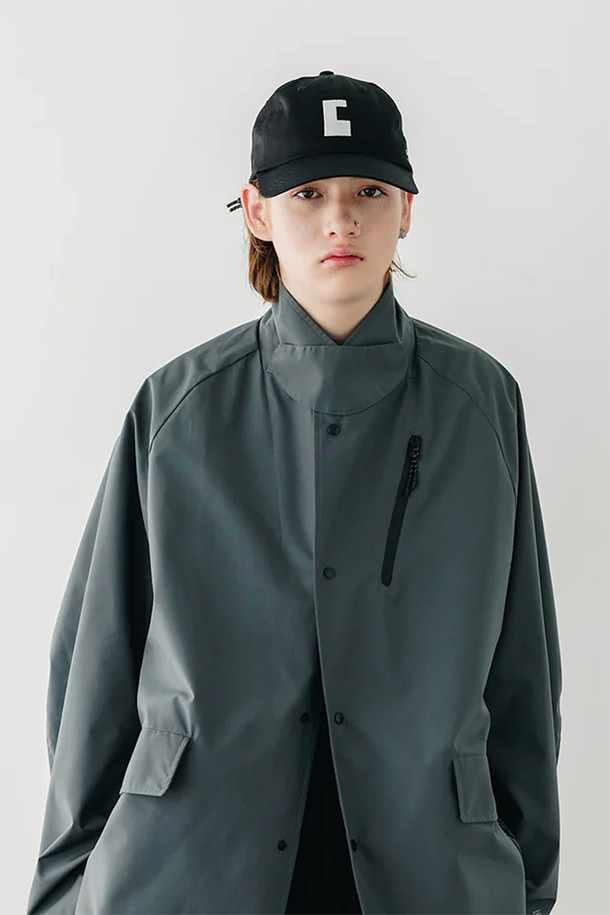 C ACTIVE CITY CAP 003 - BLACK X WHITE는 남녀 모두 착용 가능한 캡모자입니다. 블랙과 화이트 색상 조합으로, 봄, 여름, 가을에 착용하기 좋으며, 중간 챙 넓이와 로고 패턴이 특징입니다. 6패널 디자인에 반사 재질 스트레치 코드가 디자인 장식으로 더해졌으며, 50-61cm 사이즈 조절이 가능합니다.