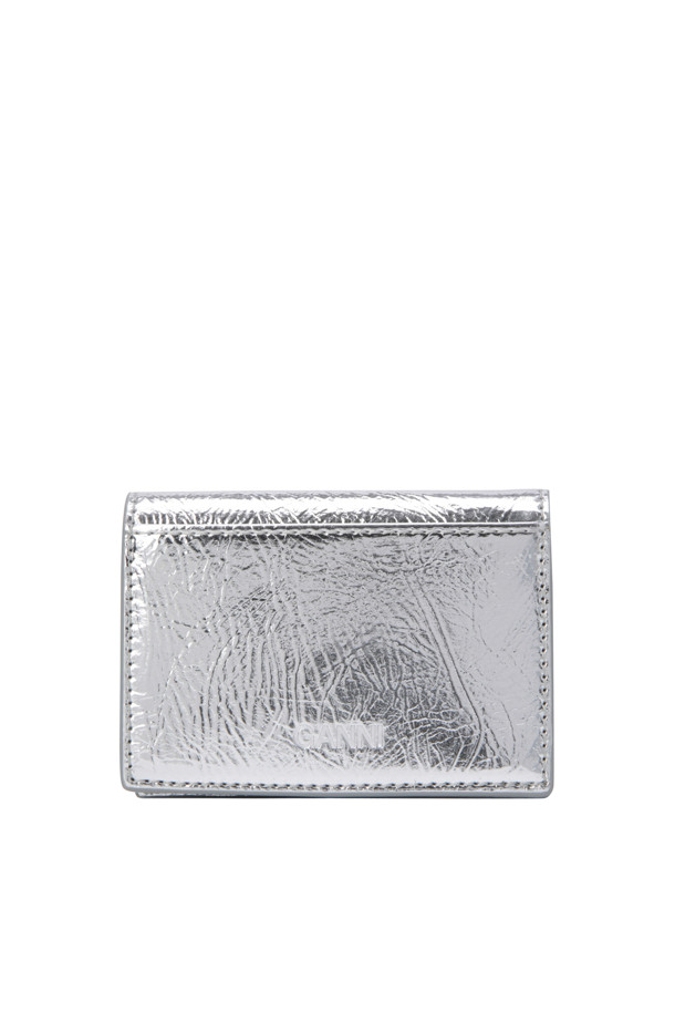 Bou 플랩 카드 홀더 - 실버는 메탈릭 소재의 여성용 카드지갑입니다. 스몰 사이즈의 사각 디자인으로, 플랩형 지갑 타입에 스냅 버튼 잠금 방식을 적용했습니다. 버터플라이 로고 장식이 돋보이며, 다중 수납이 가능하여 실용성을 더했습니다. 시크, 미니멀, 클래식 스타일을 선호하는 분들께 추천하며, 데이트룩, 쇼핑룩, 모임룩 등 다양한 TPO에 매치하기 좋습니다. 햇빛에 노출 시 변색될 수 있으니 주의하여 사용하세요.

