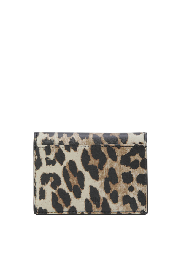 Bou(부) 카드홀더 위드 플랩 - 레오파드는 여성 고객을 위한 카드홀더입니다. 플랩형 디자인에 사각 모양으로 제작되었으며, 다중 수납이 가능하여 실용성을 높였습니다. 레오파드 패턴이 돋보이는 디자인으로, 클래식, 미니멀, 걸리시 스타일을 즐겨 입는 고객에게 적합합니다. 데이트룩, 쇼핑룩, 카페룩 등 다양한 TPO에 매치하여 포인트를 줄 수 있으며, GANNI(가니) 버터플라이 하드웨어 로고 장식이 특징입니다.
