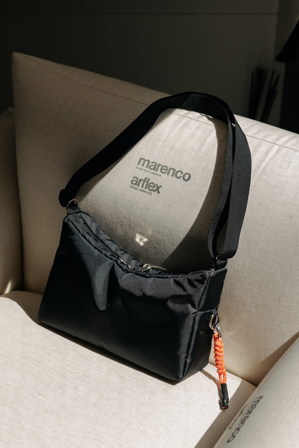 (CLESSTE) 홀리데이 백 미니 - 블랙은 미니멀하고 캐주얼한 스타일을 추구하는 여성 고객을 위한 가방입니다. 가볍고 내구성이 뛰어난 나일론 소재로 제작되었으며, 사각형 디자인에 무지 패턴으로 깔끔함을 더했습니다. 숄더백 또는 크로스백으로 연출 가능하며, 지퍼형 잠금 방식으로 소지품을 안전하게 보관할 수 있습니다. 일상생활에서 휴대폰이나 카메라 등 간단한 소지품을 수납하기에 적합하며, 미니멀한 디자인으로 다양한 스타일에 매치하기 좋습니다.
